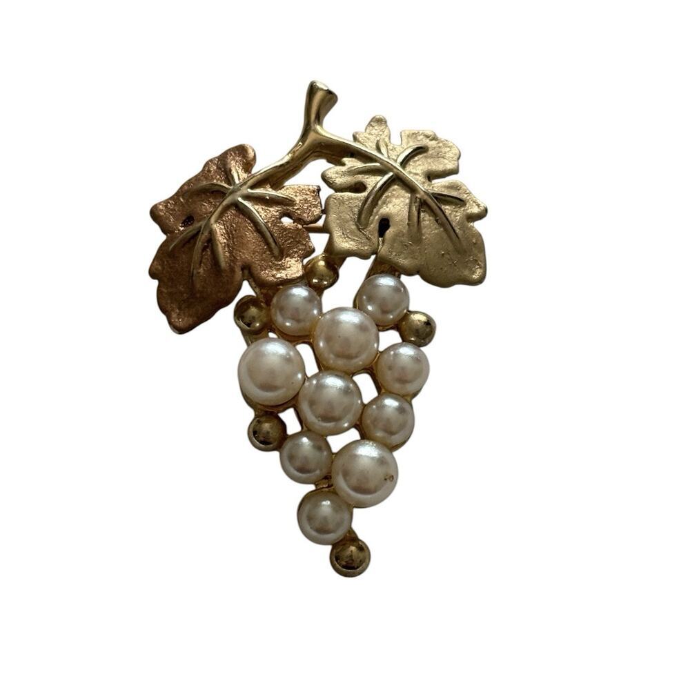Gold tone variegated grape faux pearl cluster brooch pin 1.5” X 1” Vintage